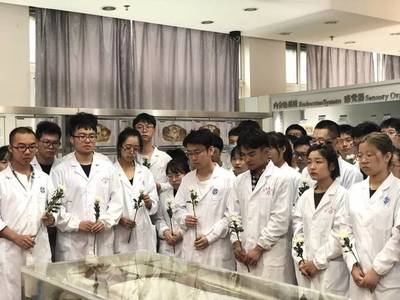 关注丨解剖第一课,中南大学湘雅医学院百名学生致敬&ldquo;大体老师&rdquo;